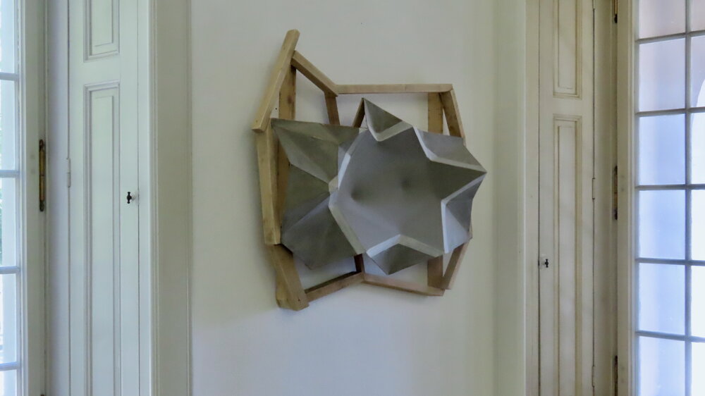 Holzlatten, Tuch, Karton, Fliesszement, Kalkfarbe